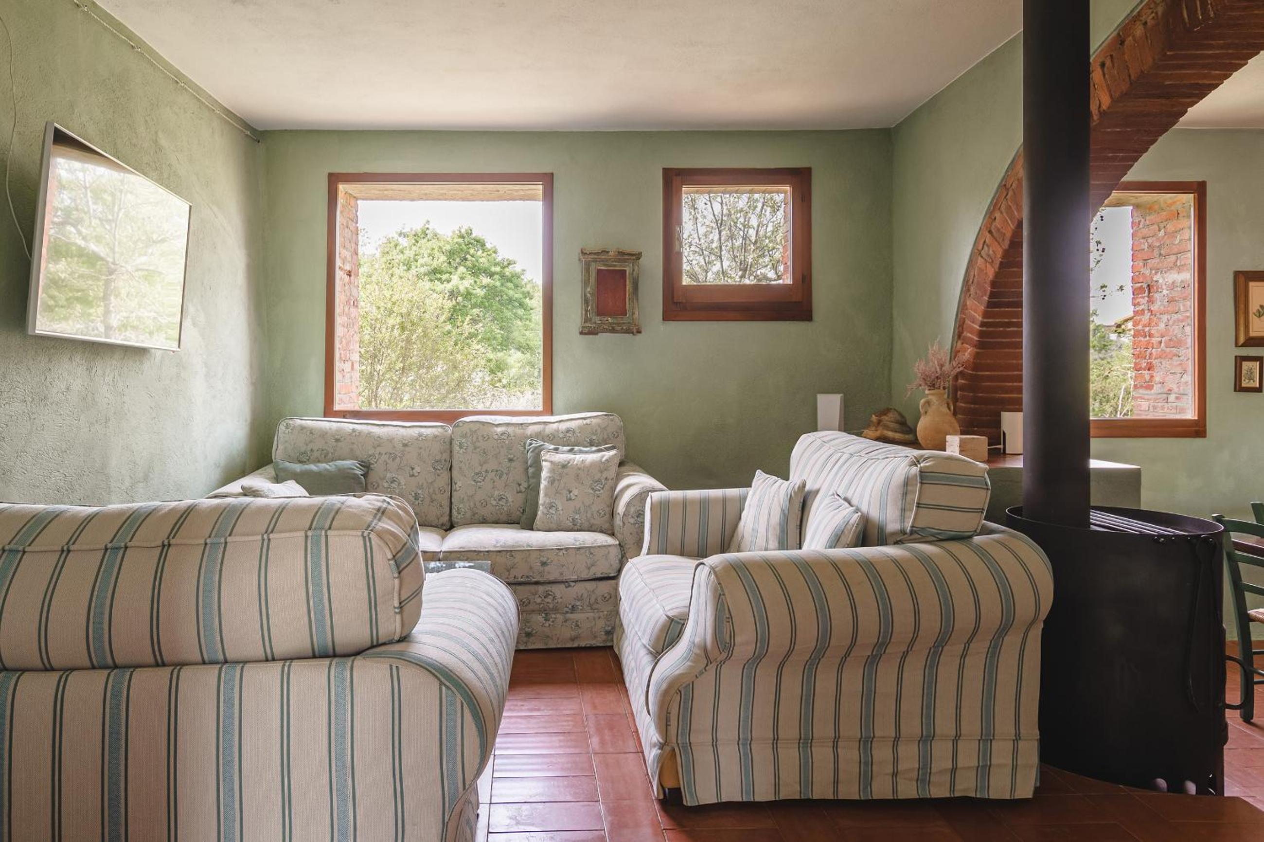 Podere Mencoini, stylish villa with private pool and olive garden