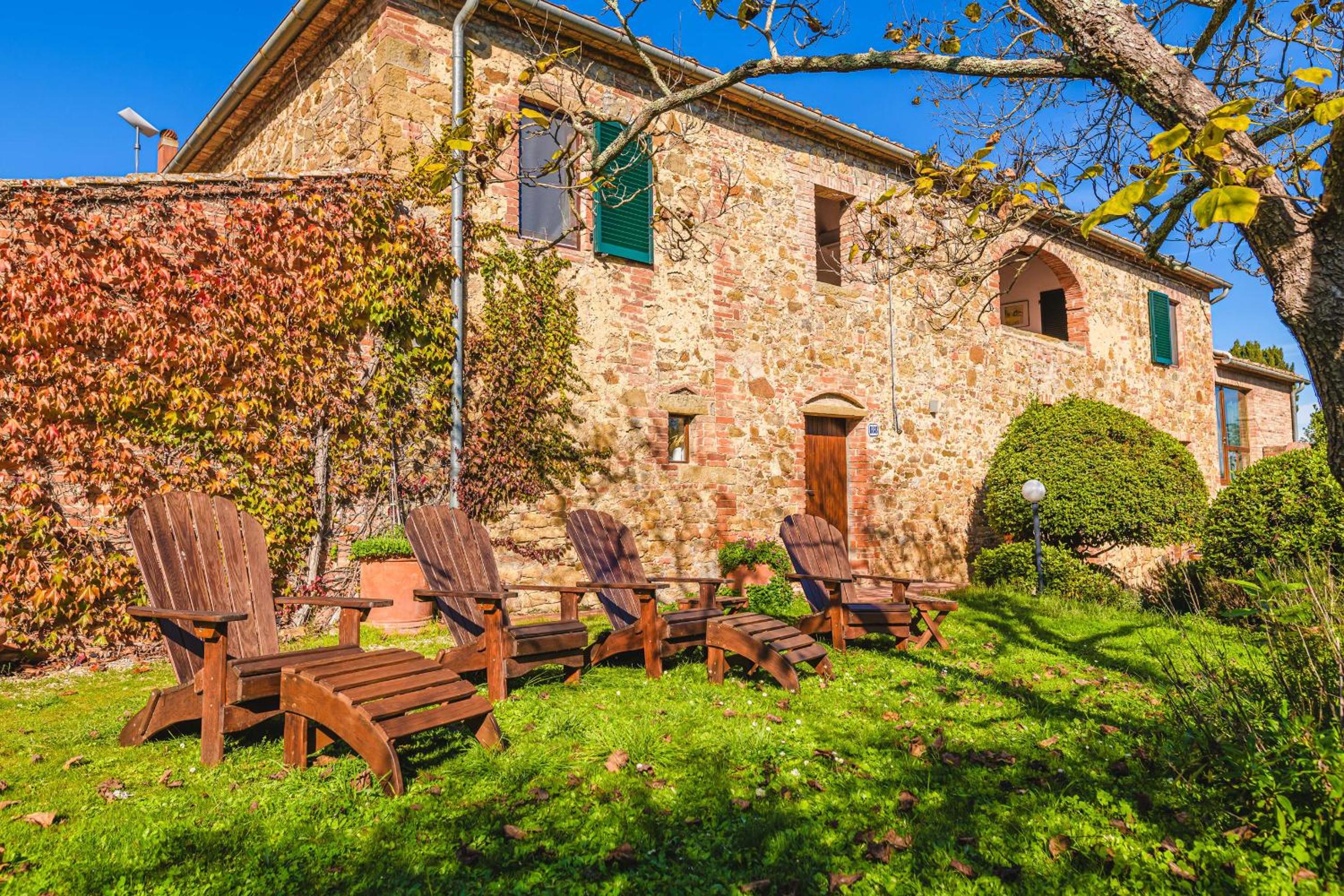 Podere Mencoini, stylish villa with private pool and olive garden