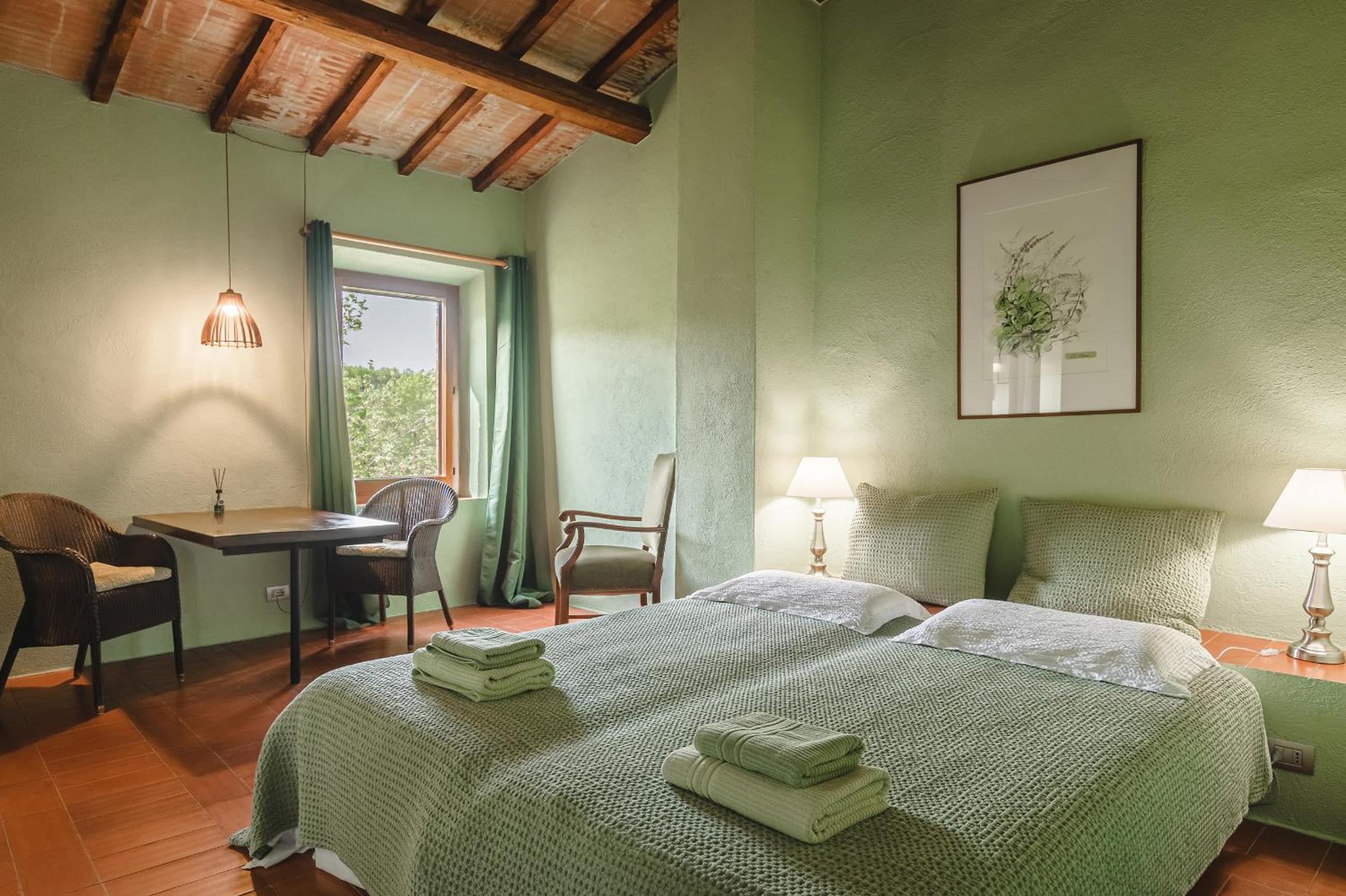 Podere Mencoini, stylish villa with private pool and olive garden