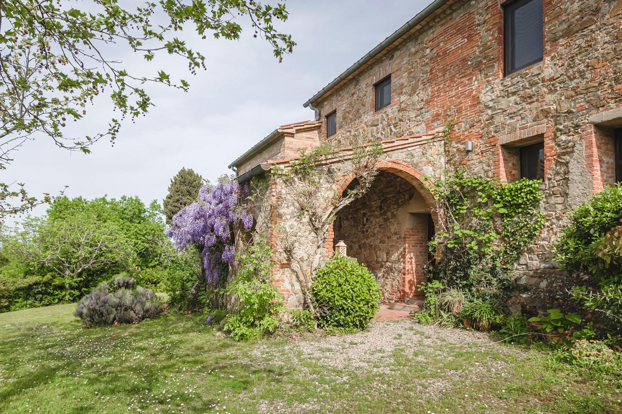 Podere Mencoini, stylish villa with private pool and olive garden