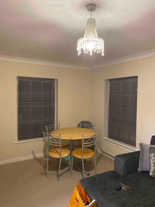 MIN 7 NIGHTS Hampton Ct River Thames village 1 bed maisonette MIN 7 NIGHTS view 2