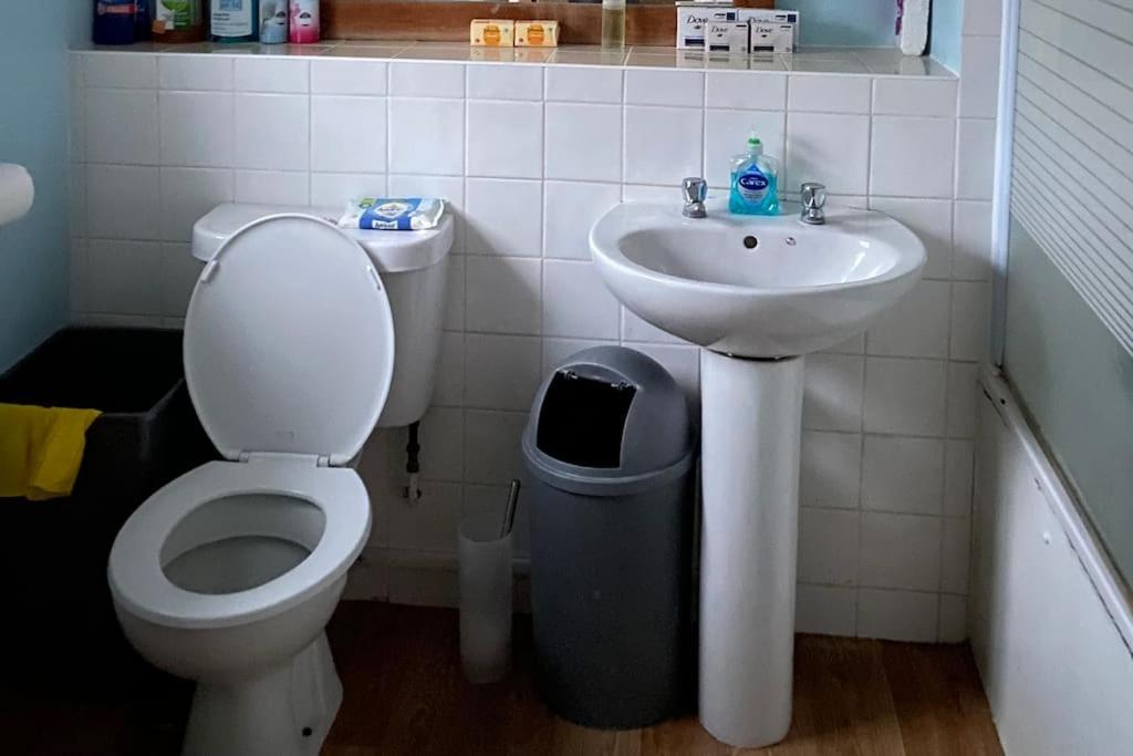 MIN 7 NIGHTS Hampton Ct River Thames village 1 bed maisonette MIN 7 NIGHTS view 3