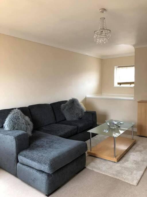 MIN 7 NIGHTS Hampton Ct River Thames village 1 bed maisonette MIN 7 NIGHTS view 4