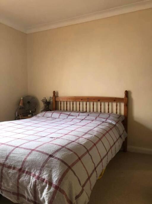 MIN 7 NIGHTS Hampton Ct River Thames village 1 bed maisonette MIN 7 NIGHTS view 5
