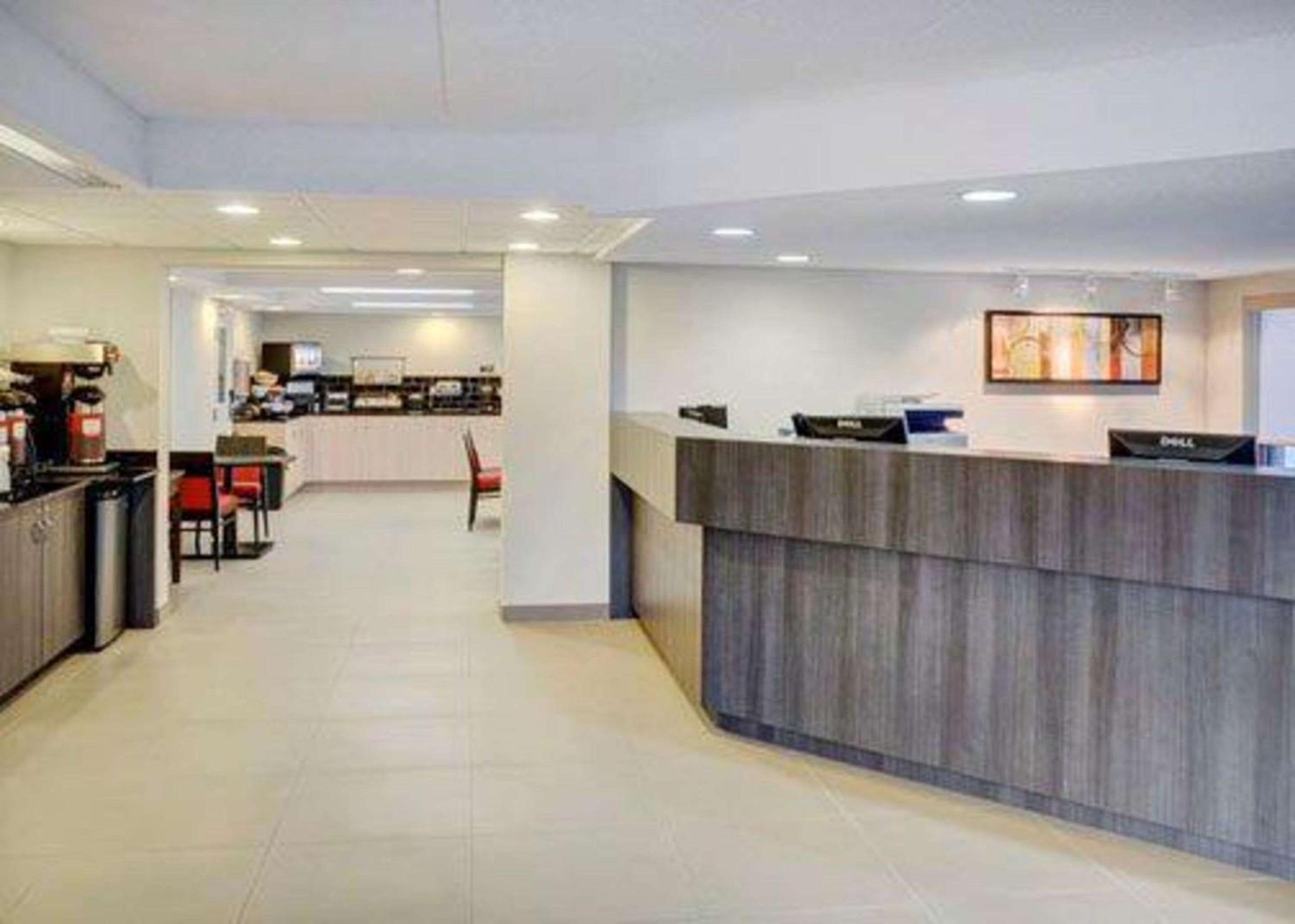 Barrie Vacations - Quality Inn - Property Image 2