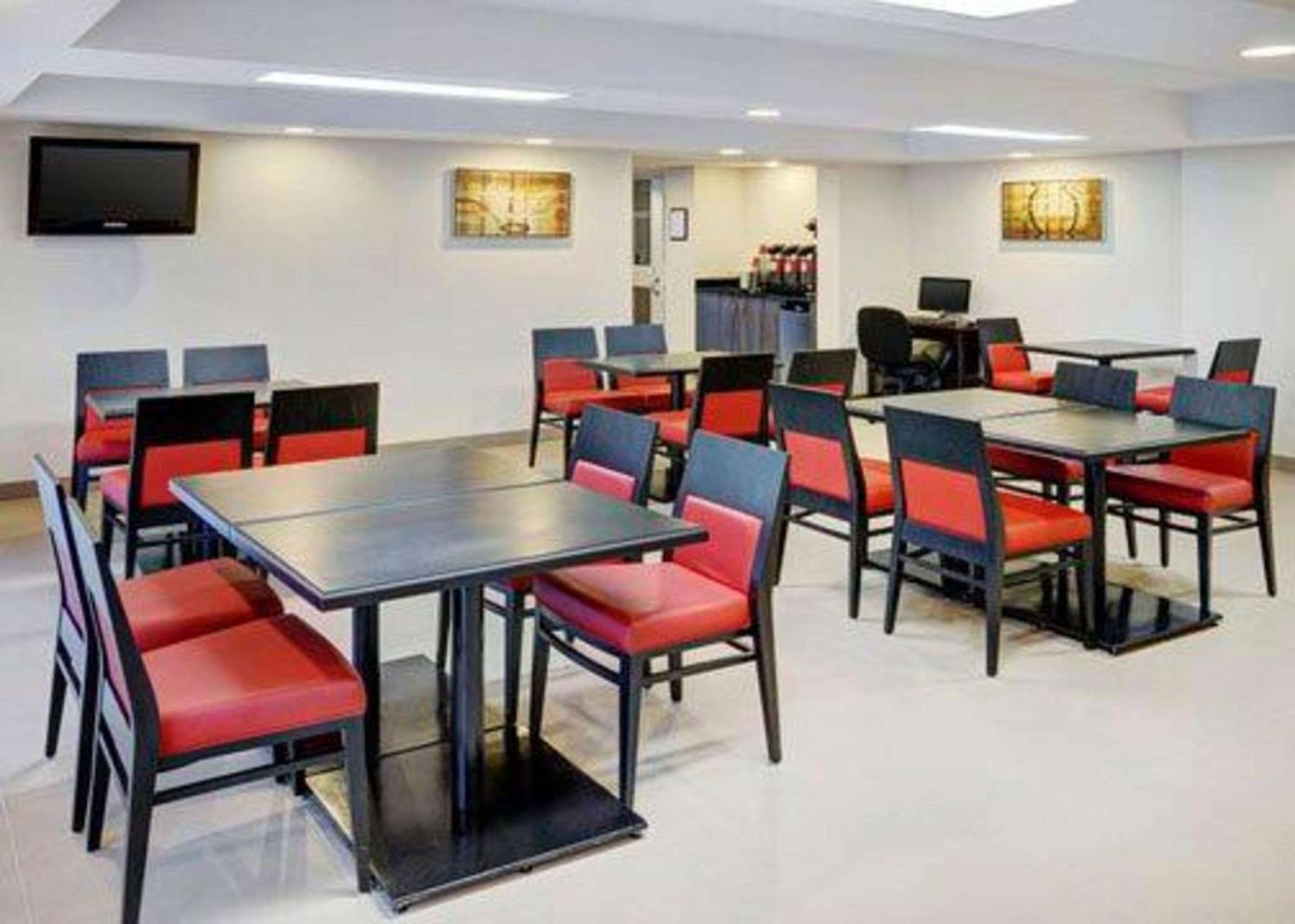 Barrie Vacations - Quality Inn - Property Image 9