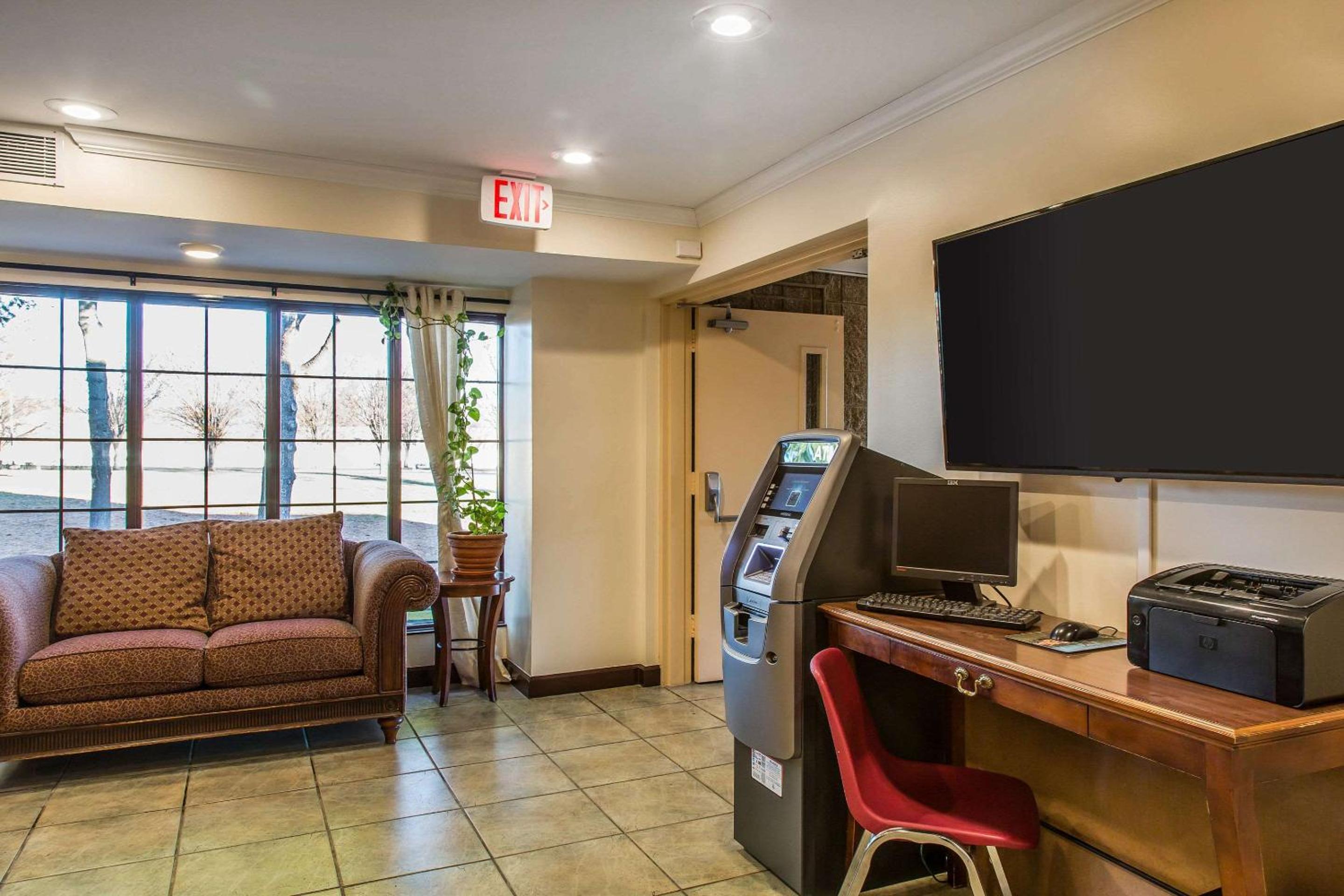 Econo Lodge Milldale - Southington - Property Image 30