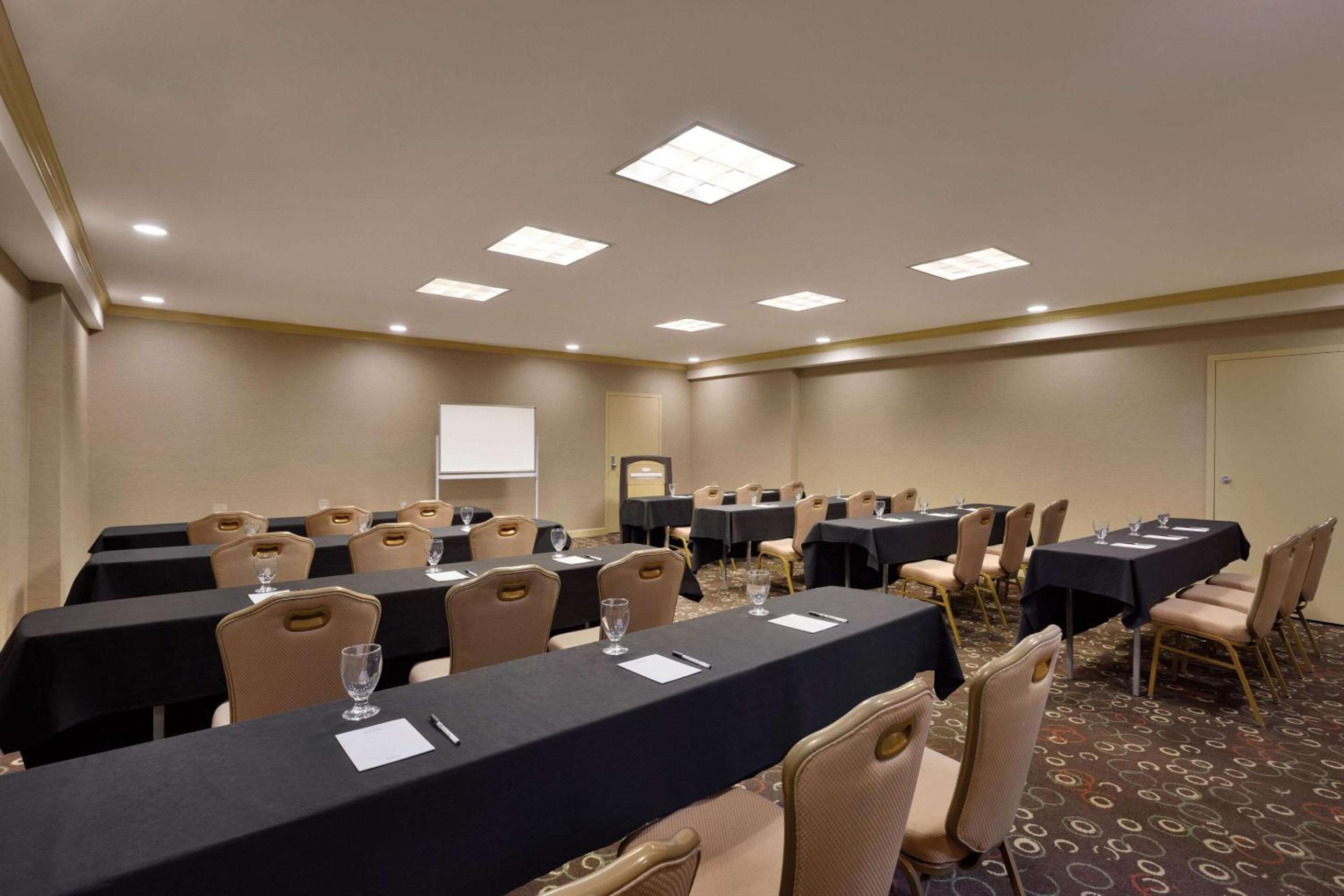 Radisson Hotel Lenexa Overland Park - Property Image 63