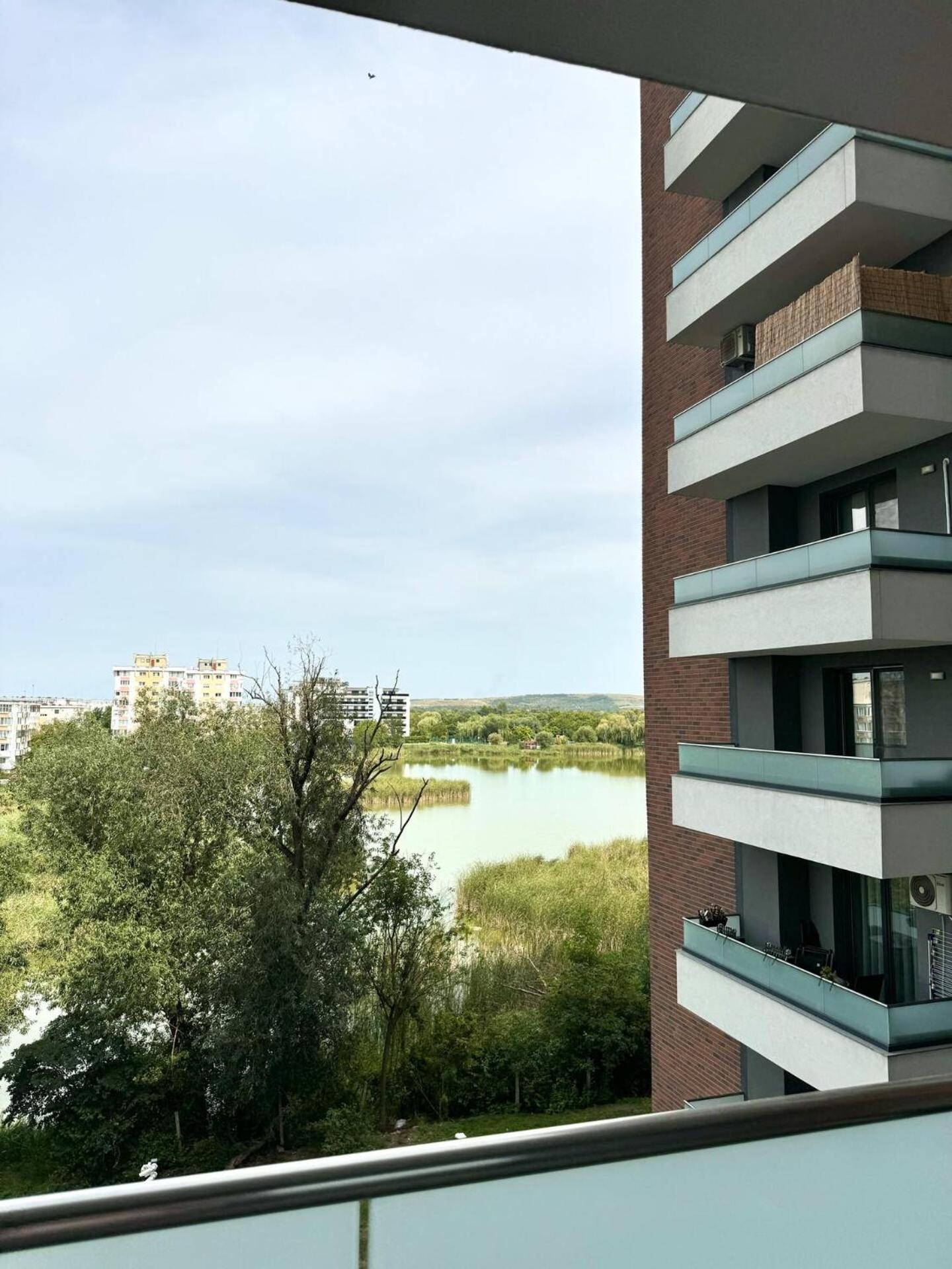 Lake View Luxury Apartament,Parking, kingsize bed view 5