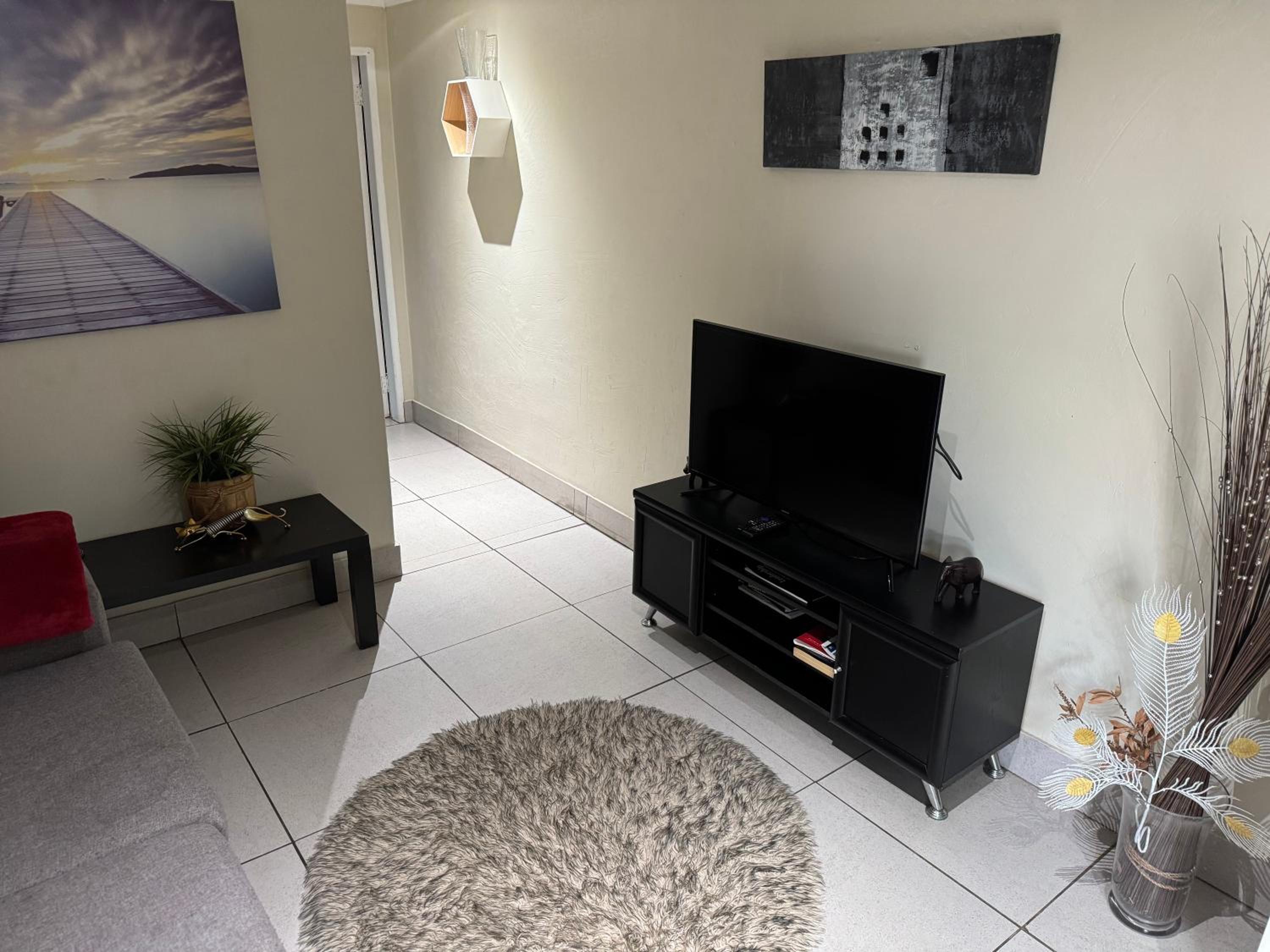 Secure cottage with Wifi and PLEX OR Tambo Airport view 2