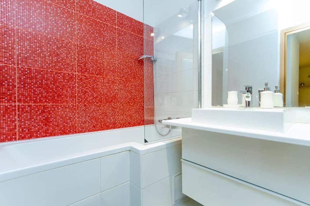 Diplomat Quarter 2 BDR Apt by NeWave Apartments view 5