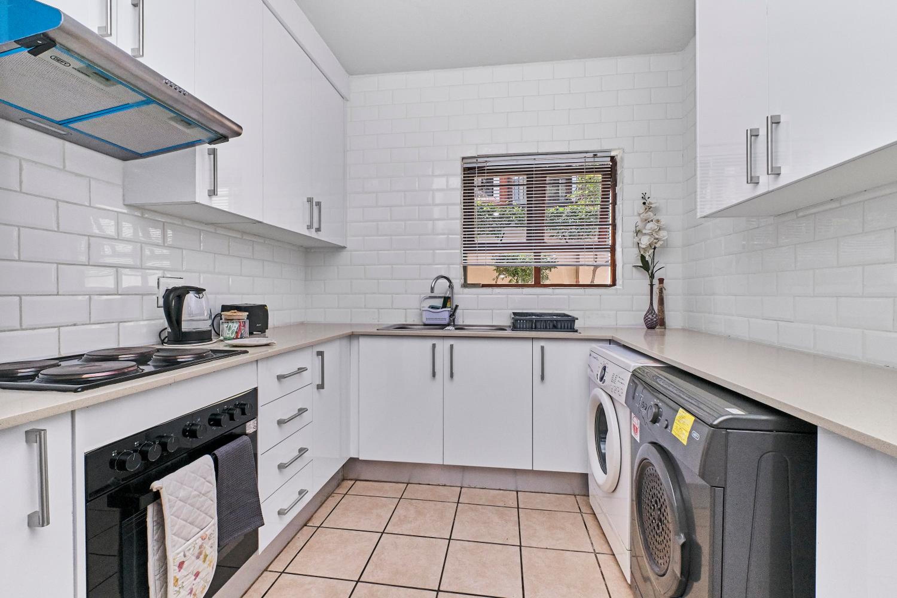 Modern & Spacious 2Bed 1 Bath Apartment with WiFi & Pool view 2