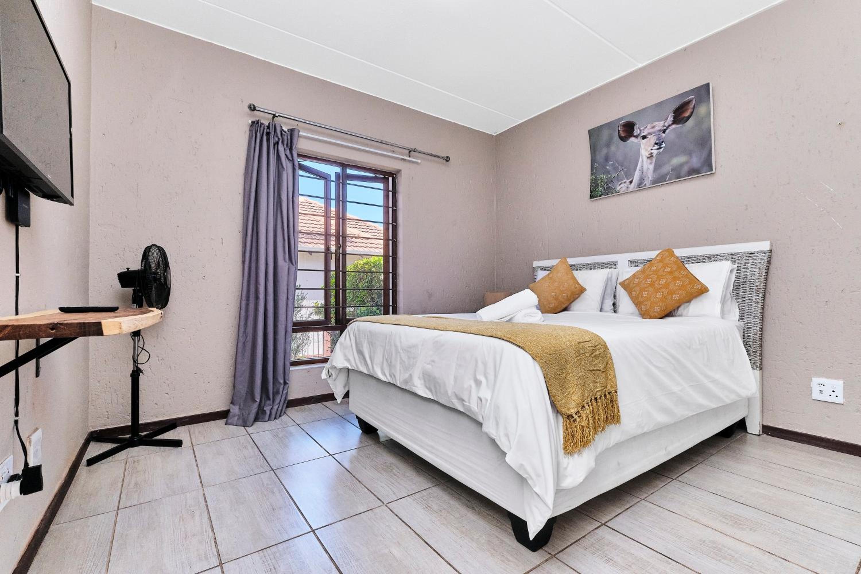 Modern & Spacious 2Bed 1 Bath Apartment with WiFi & Pool view 3