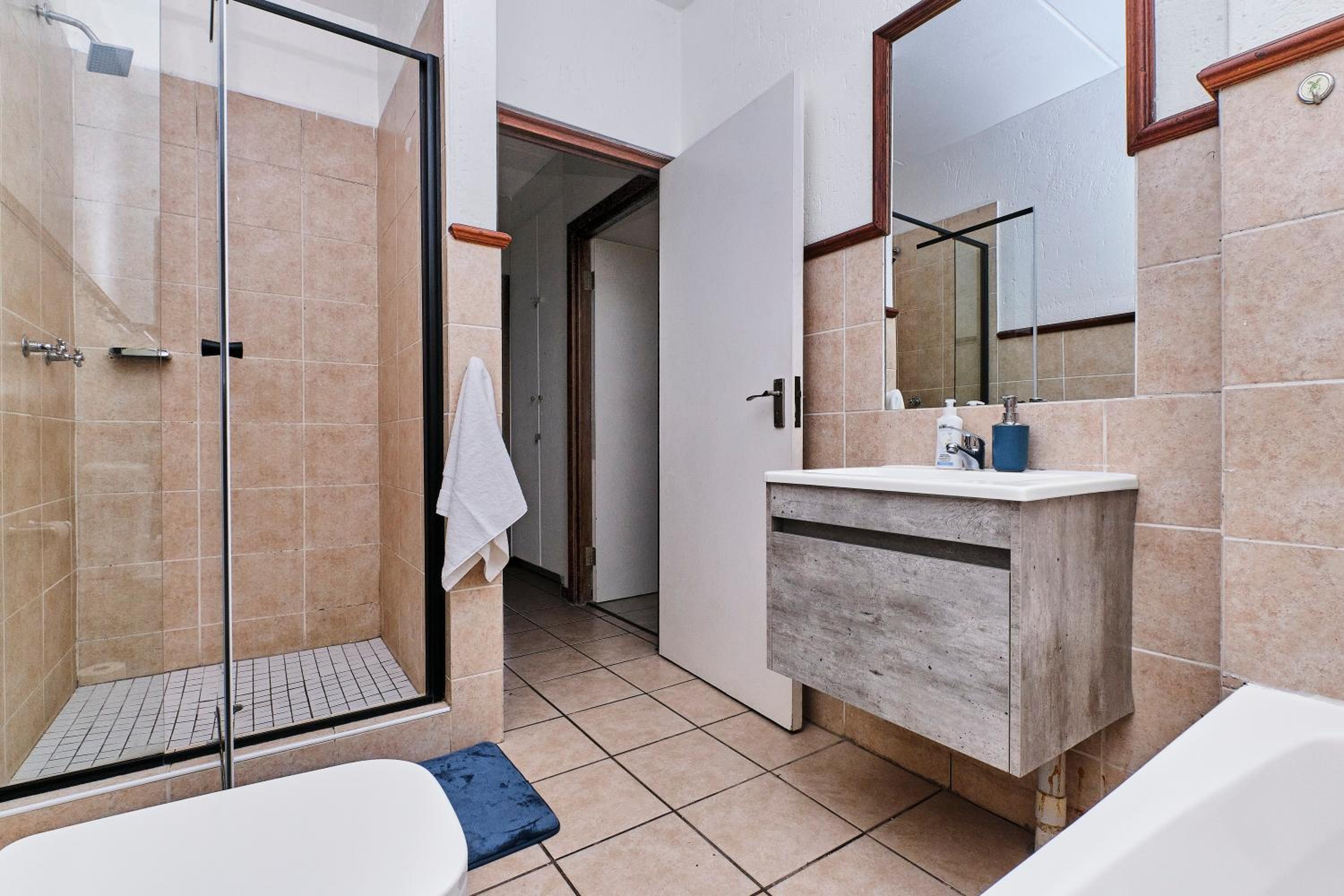 Modern & Spacious 2Bed 1 Bath Apartment with WiFi & Pool view 4