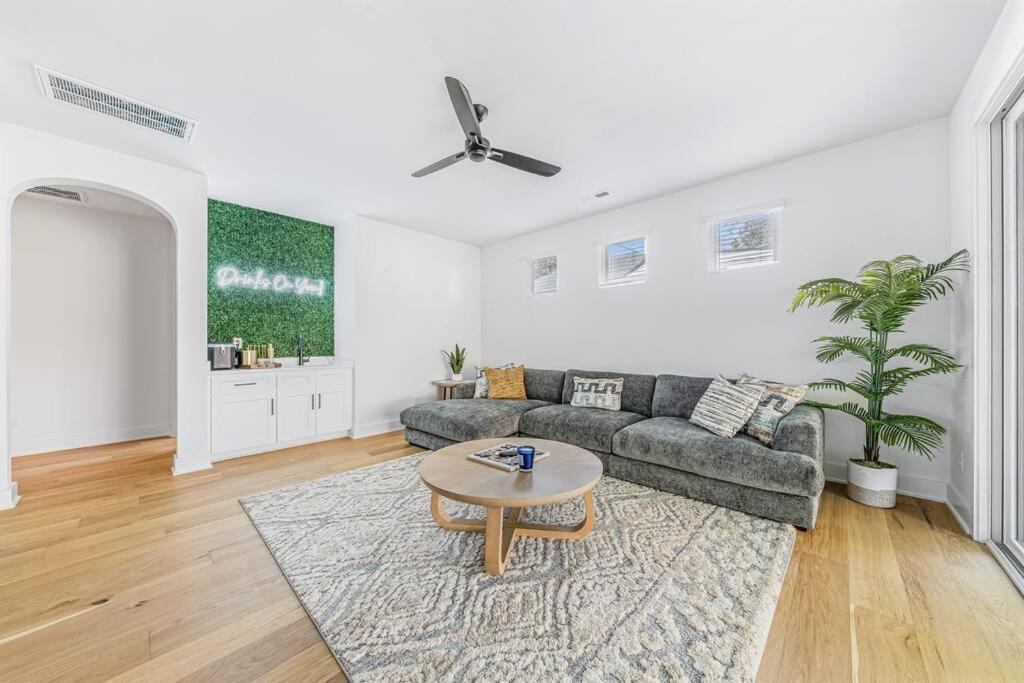 Modern 4BR Uptown Oasis! view 3
