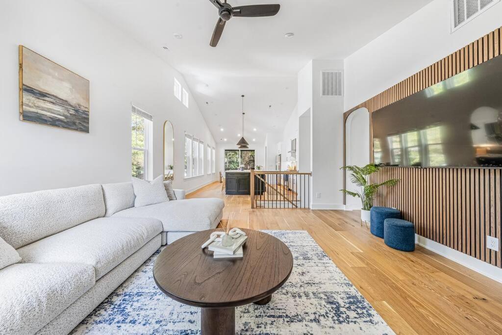 Modern 4BR Uptown Oasis! view 4