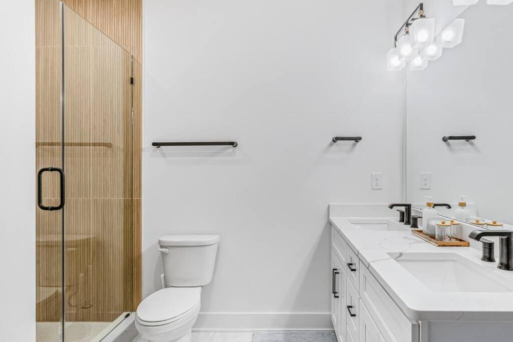 Modern 4BR Uptown Oasis! view 5