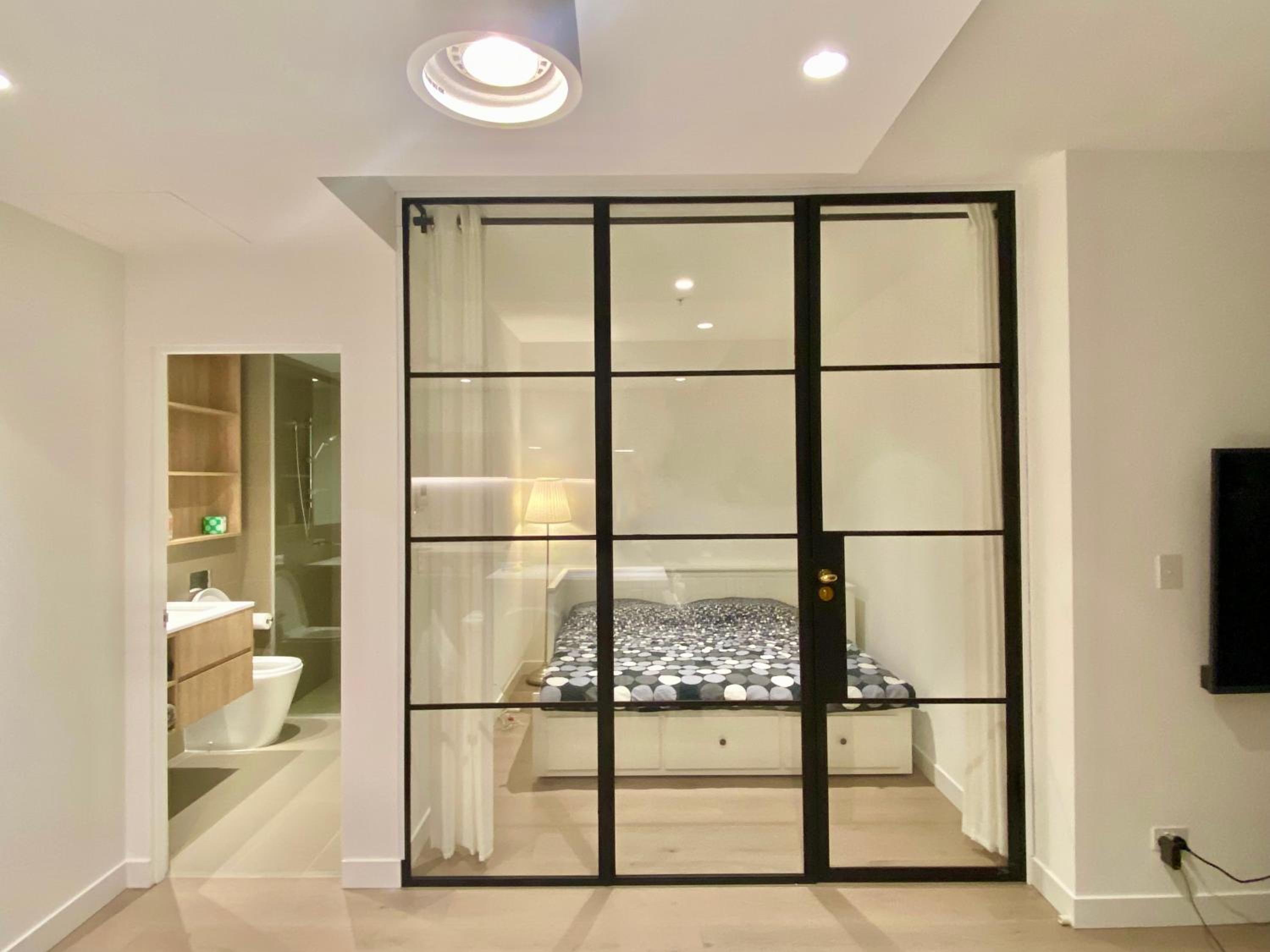 Chic 2BR Luxury Apt in Prime West Side Complex Center of It All