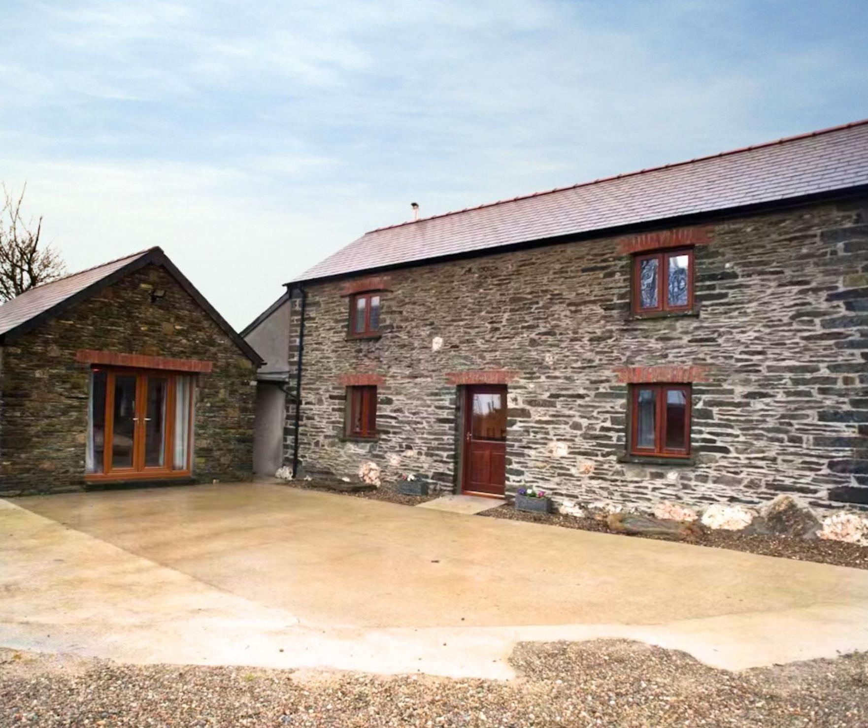 Caer-uchedydd Llanfyrnach
