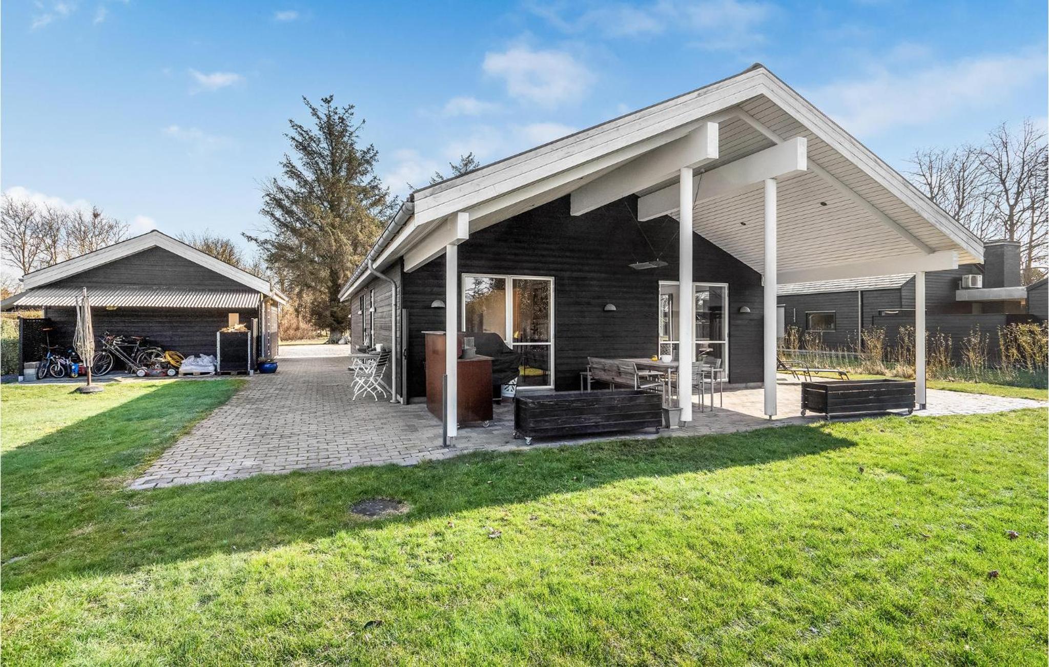Nice Home In Juelsminde With Wifi