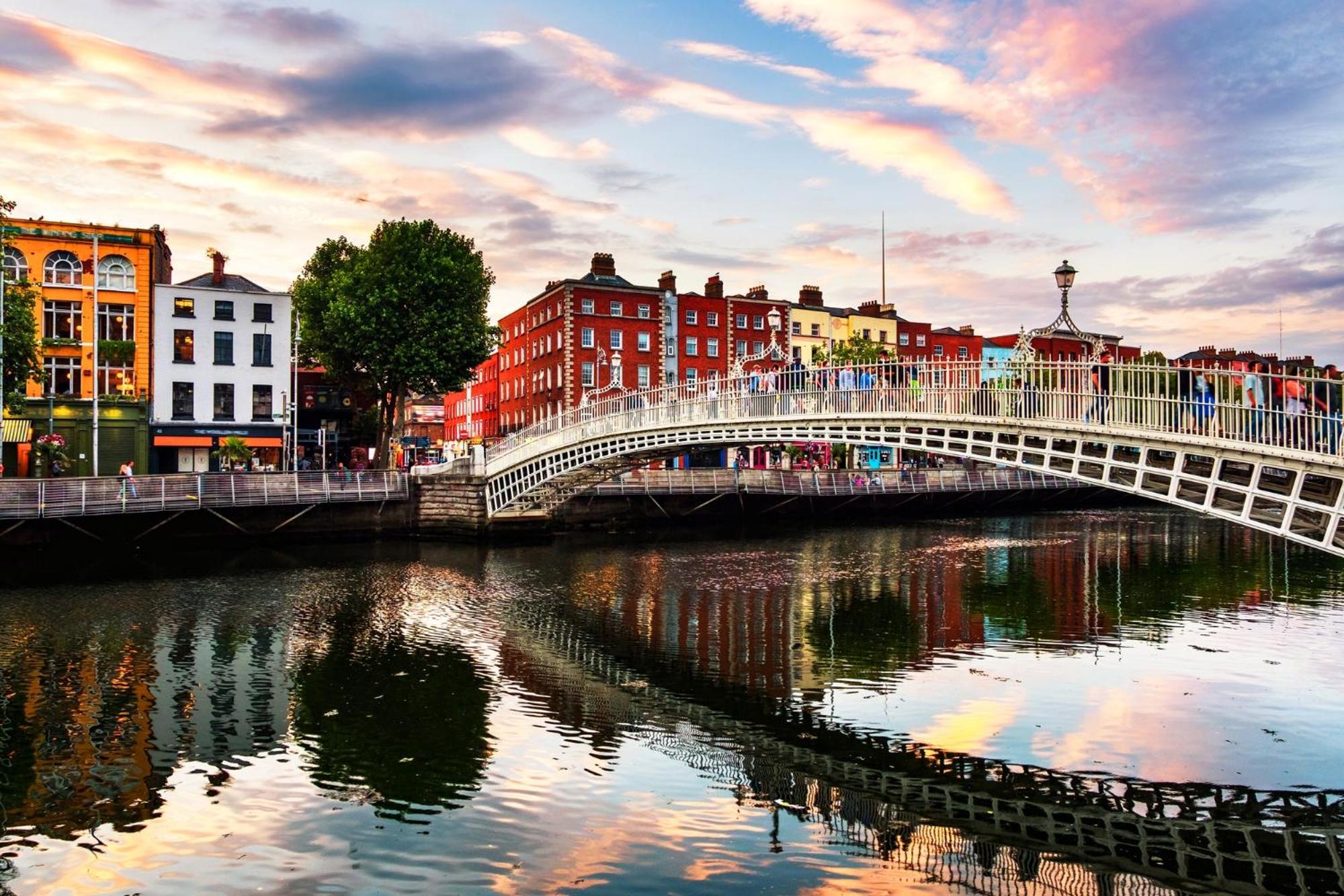 Central Dublin 2-Bed Apartment -Sleeps 5 & Parking
