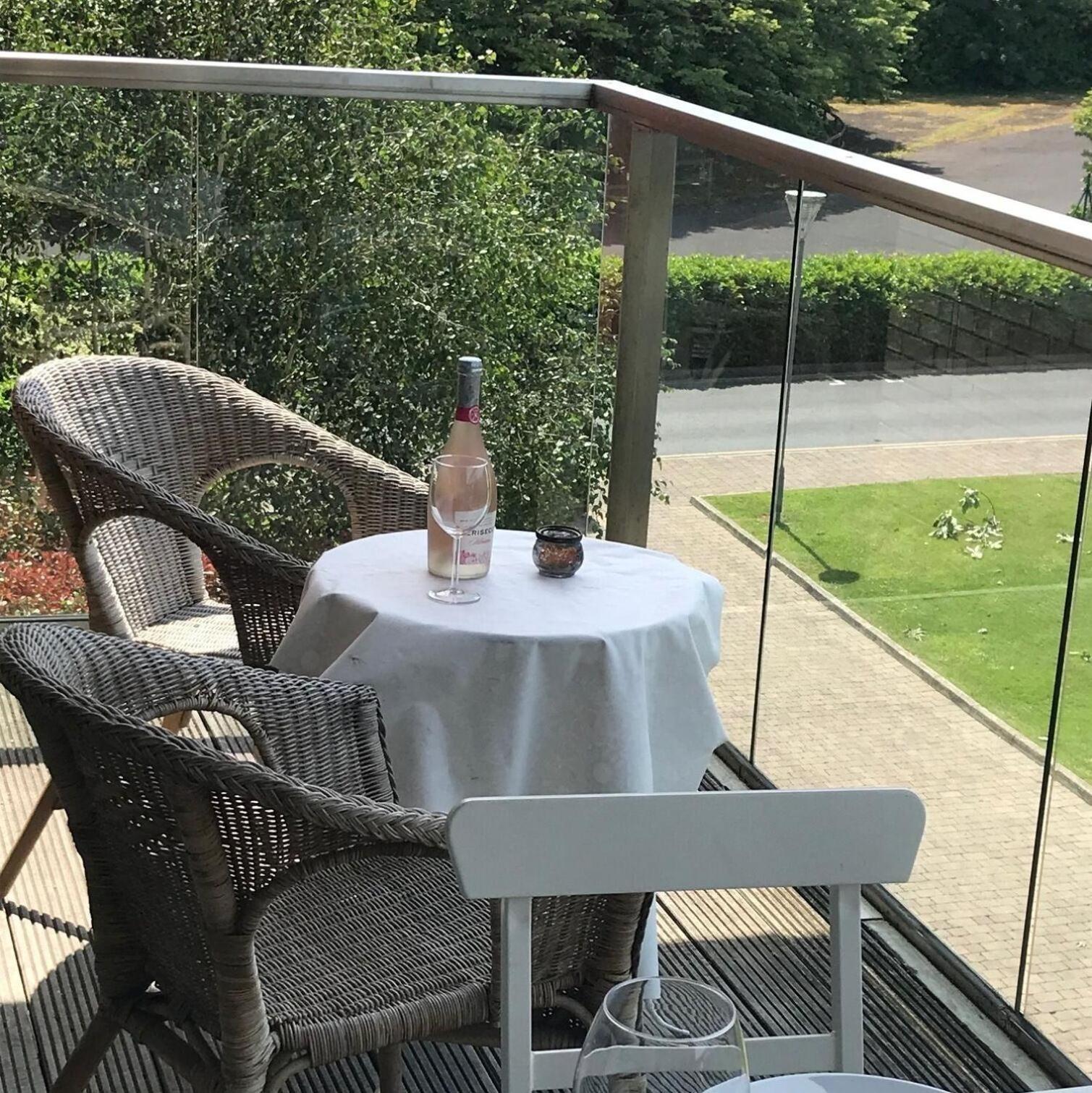 Central Dublin 2-Bed Apartment -Sleeps 5 & Parking