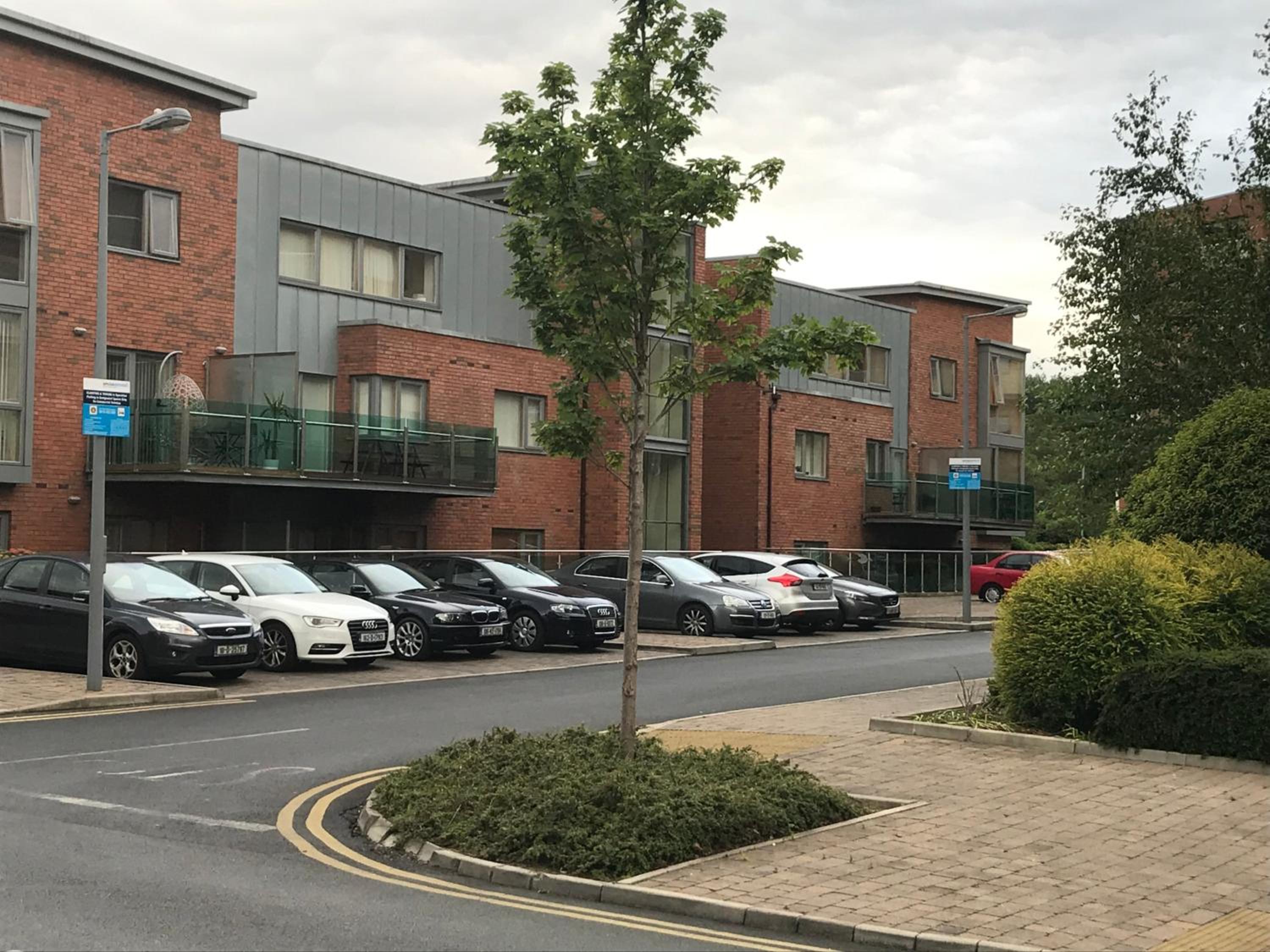Central Dublin 2-Bed Apartment -Sleeps 5 & Parking