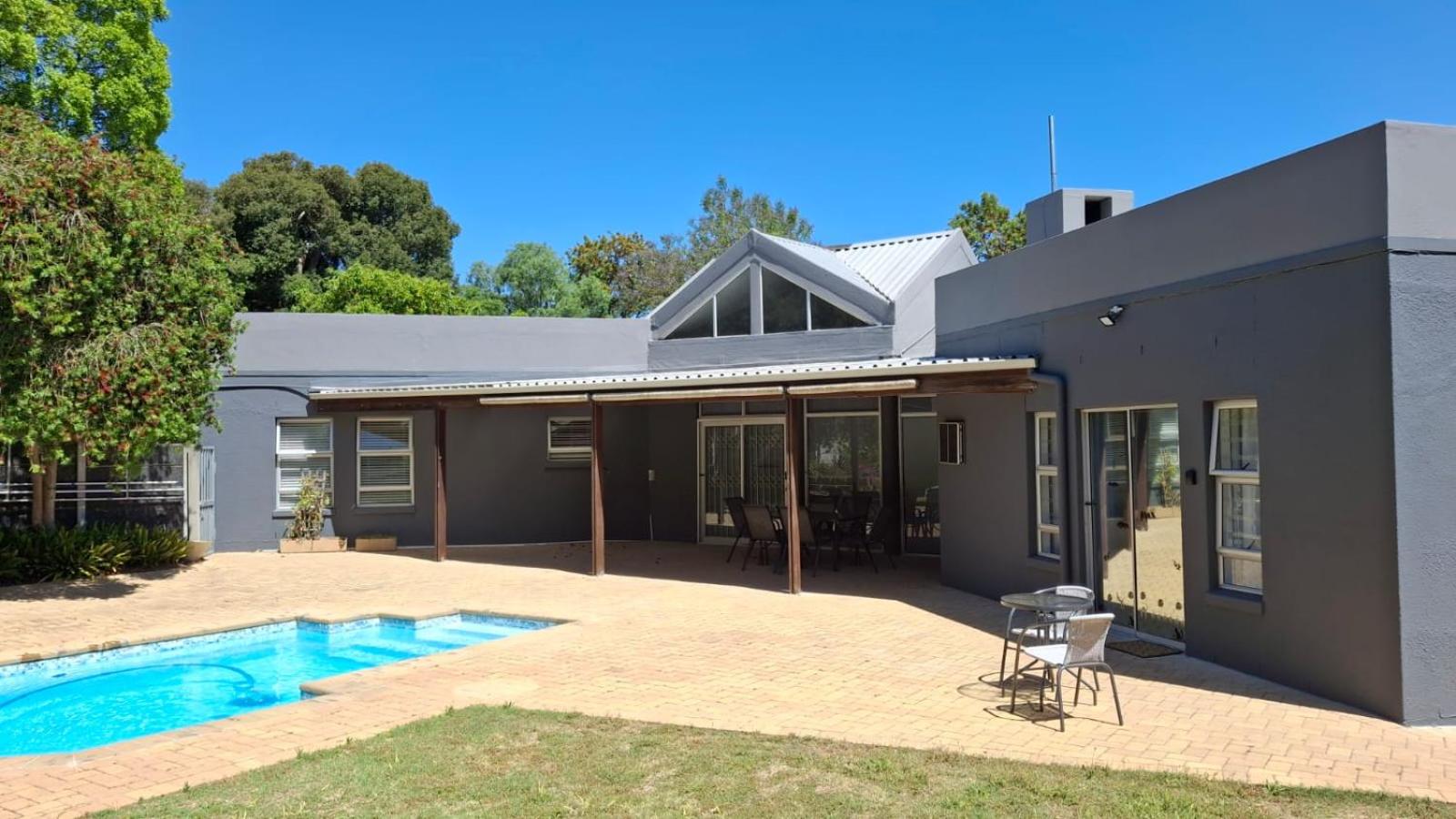 Dee-One's at Napier,Kenridge,Self Catering Apartment with Pool view 4