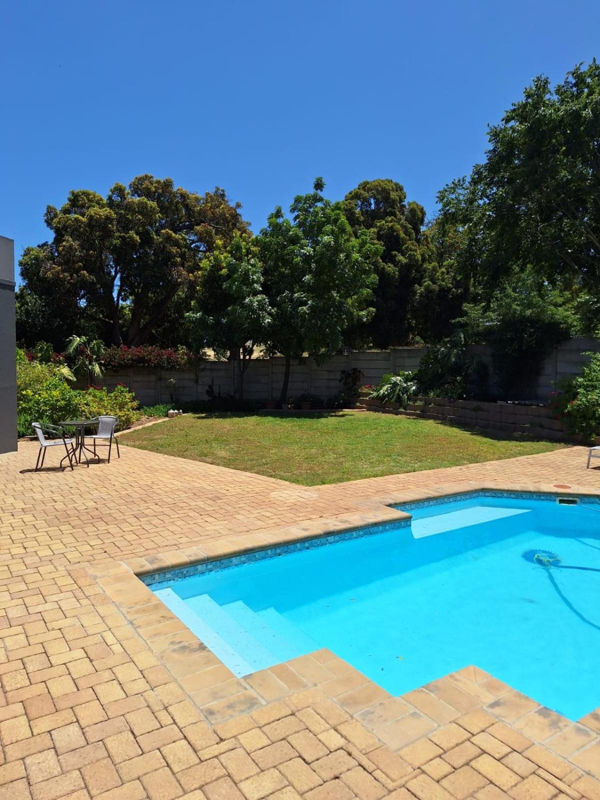 Dee-One's at Napier,Kenridge,Self Catering Apartment with Pool view 5
