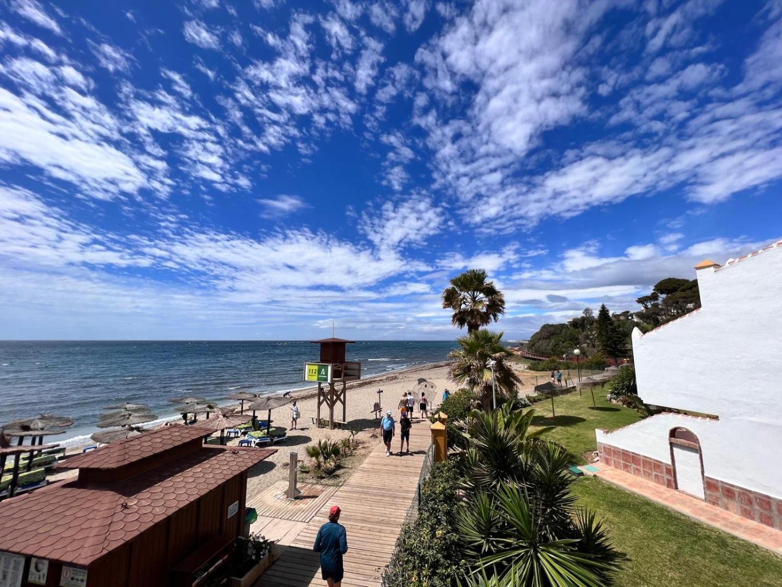 NEW cozy, spacious & modern apt, 100m from the beach, restaurants, bars view 4
