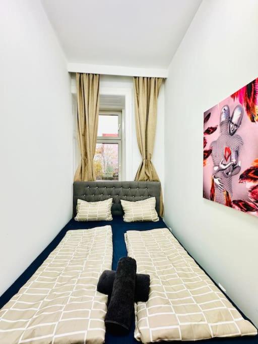 Cozy Private Rooms in 9-Bedroom Apartment Near Augarten