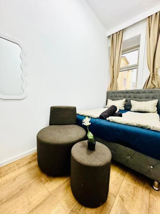 Cozy Private Rooms in 9-Bedroom Apartment Near Augarten