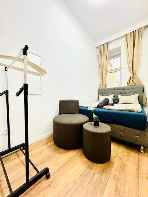 Cozy Private Rooms in 9-Bedroom Apartment Near Augarten