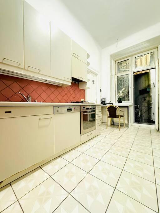 Cozy Private Rooms in 9-Bedroom Apartment Near Augarten