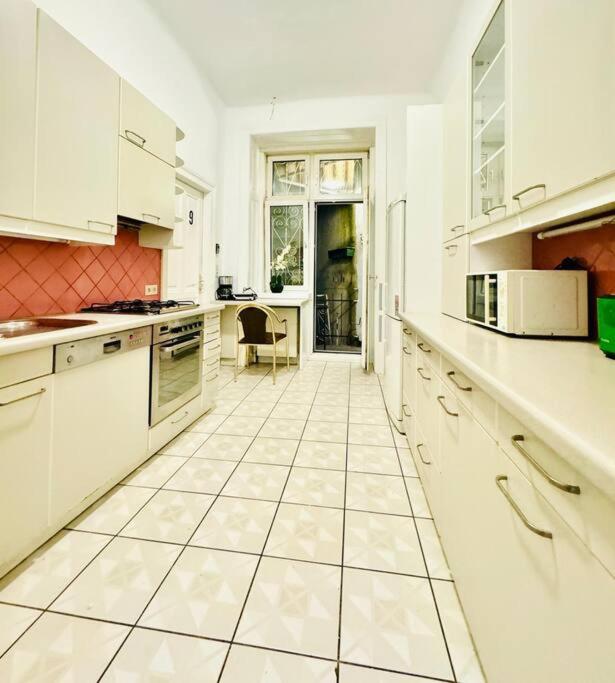 Cozy Private Rooms in 9-Bedroom Apartment Near Augarten