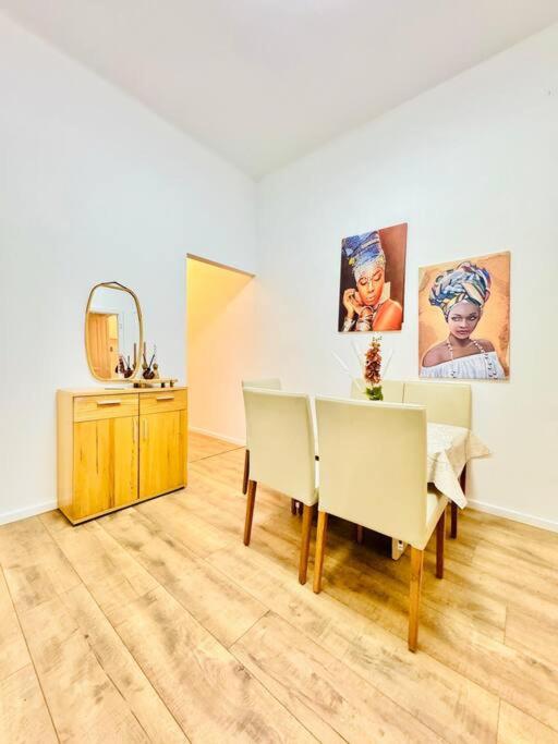 Cozy Private Rooms in 9-Bedroom Apartment Near Augarten