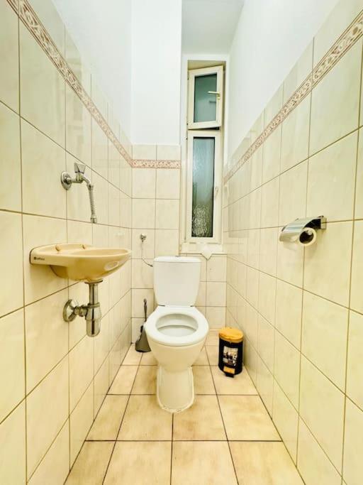 Cozy Private Rooms in 9-Bedroom Apartment Near Augarten