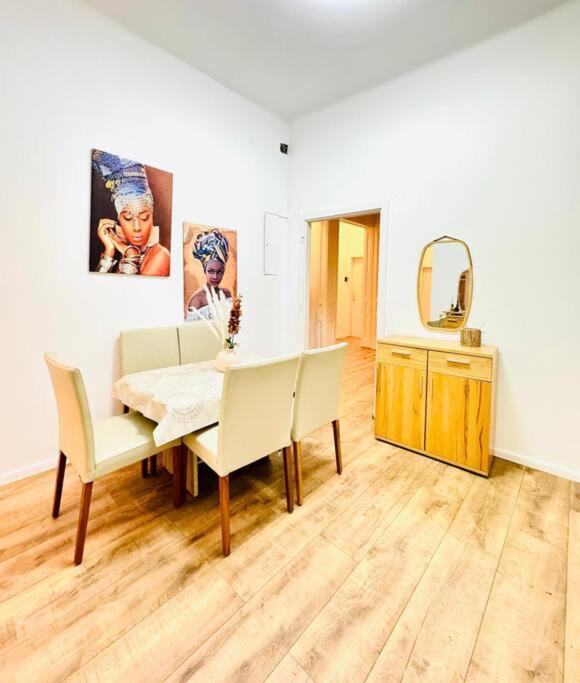 Cozy Private Rooms in 9-Bedroom Apartment Near Augarten