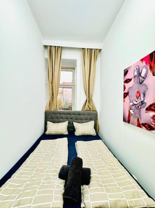 Cozy Private Rooms in 9-Bedroom Apartment Near Augarten