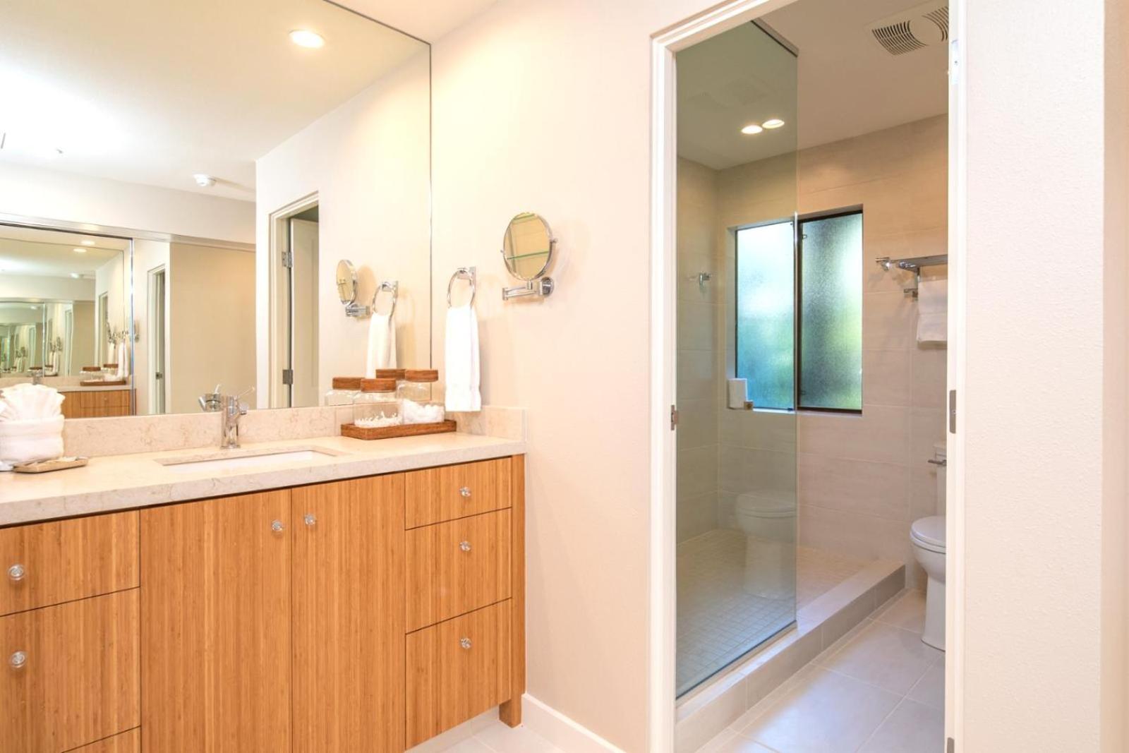 KBM Resorts: Kapalua Golf Villa KGV-19T1 Remodeled with Ocean Views Includes Rental Car