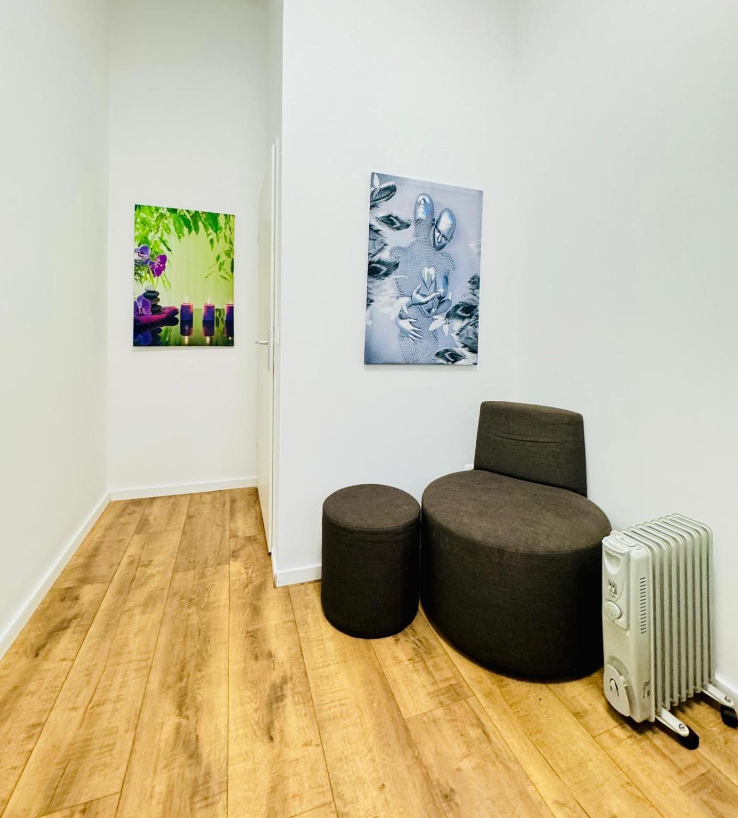 Cozy Private Rooms in 9-Bedroom Apartment Near Augarten