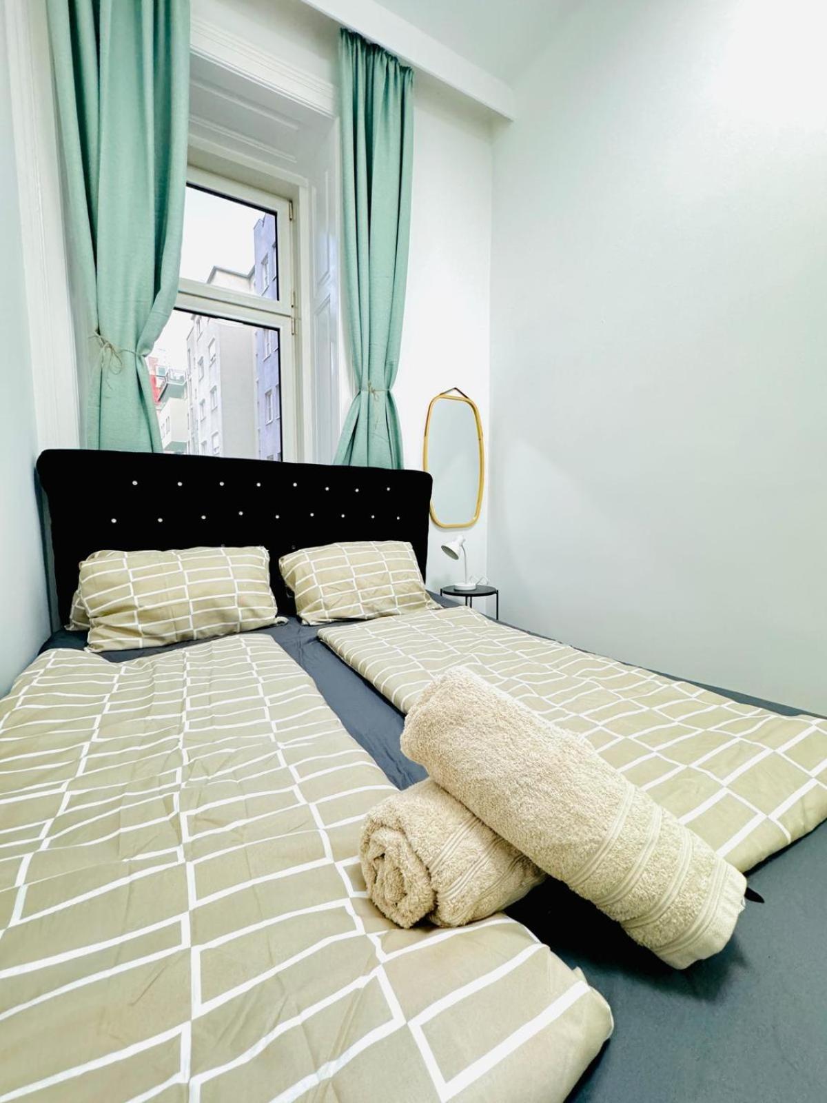Cozy Private Rooms in 9-Bedroom Apartment Near Augarten