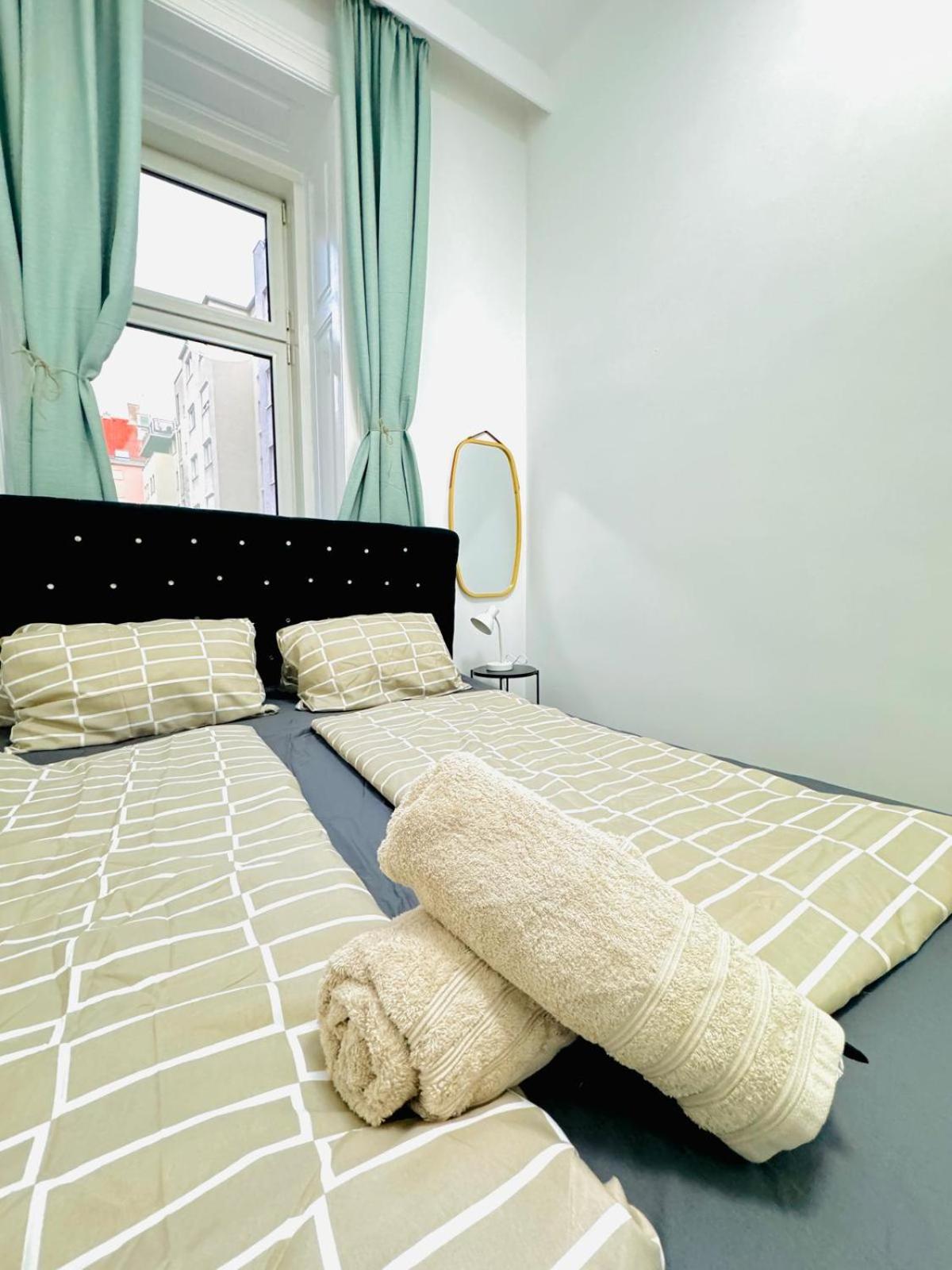 Cozy Private Rooms in 9-Bedroom Apartment Near Augarten