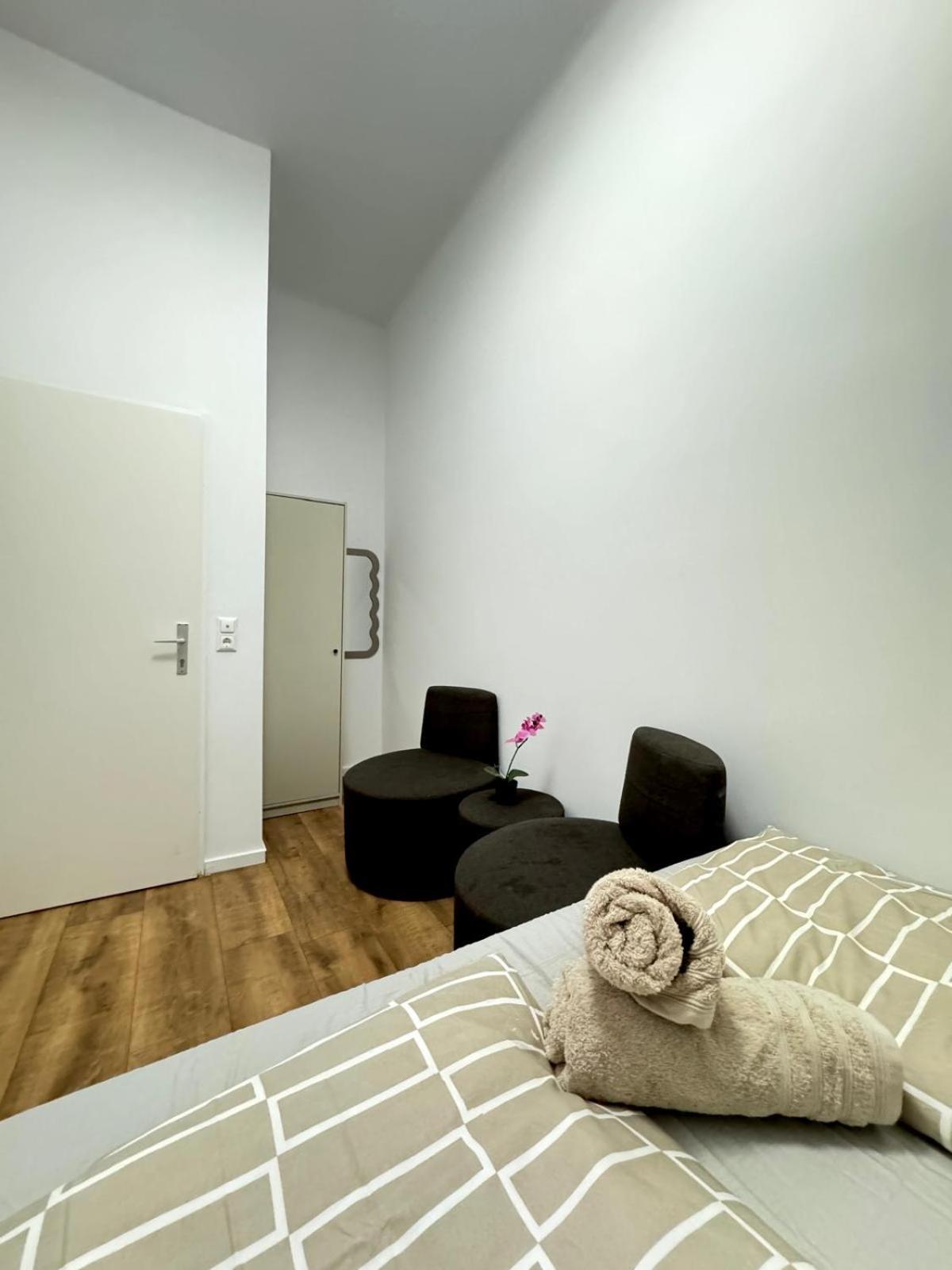 Cozy Private Rooms in 9-Bedroom Apartment Near Augarten