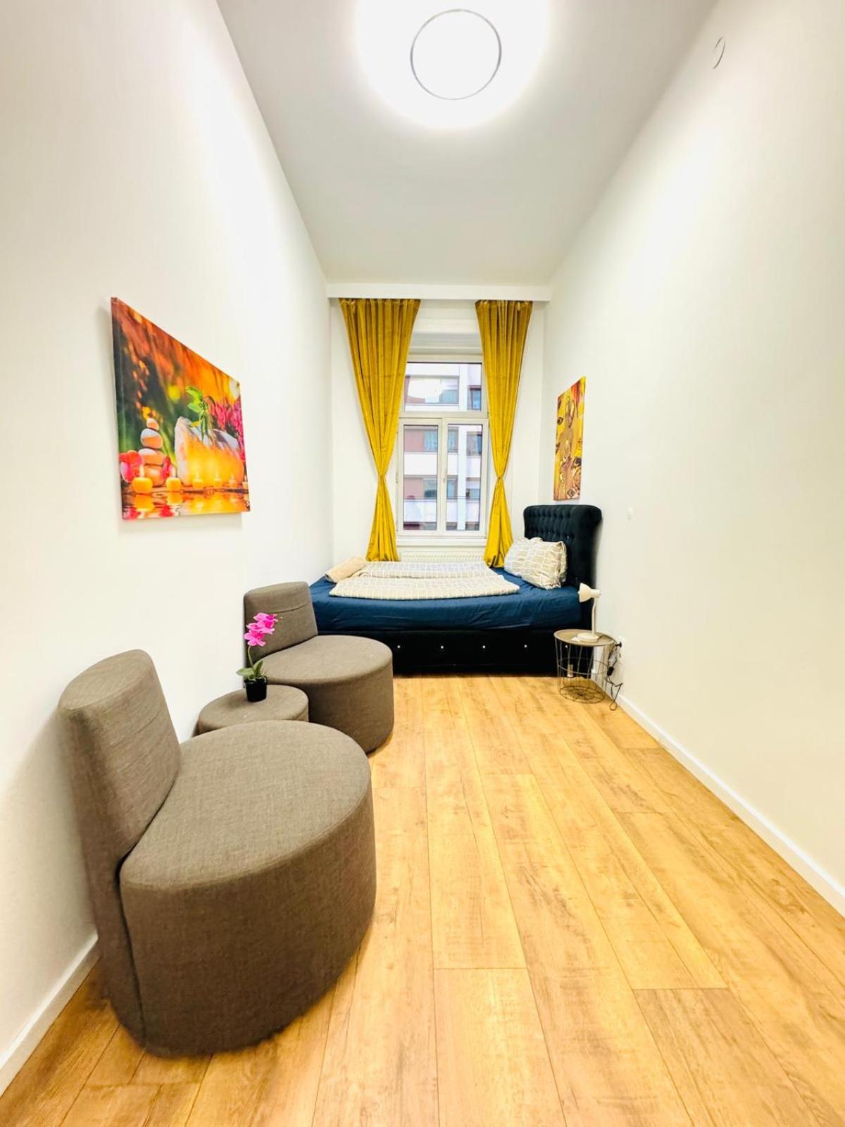 Cozy Private Rooms in 9-Bedroom Apartment Near Augarten