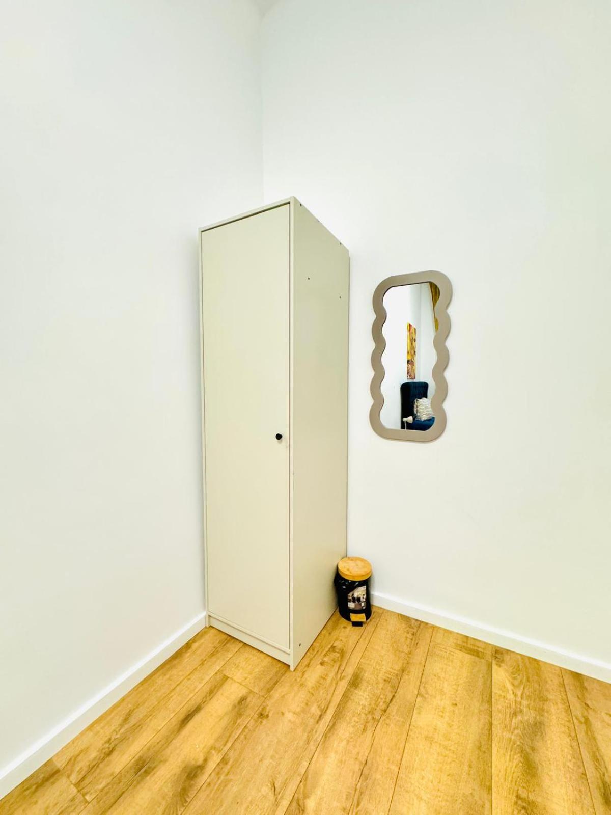 Cozy Private Rooms in 9-Bedroom Apartment Near Augarten