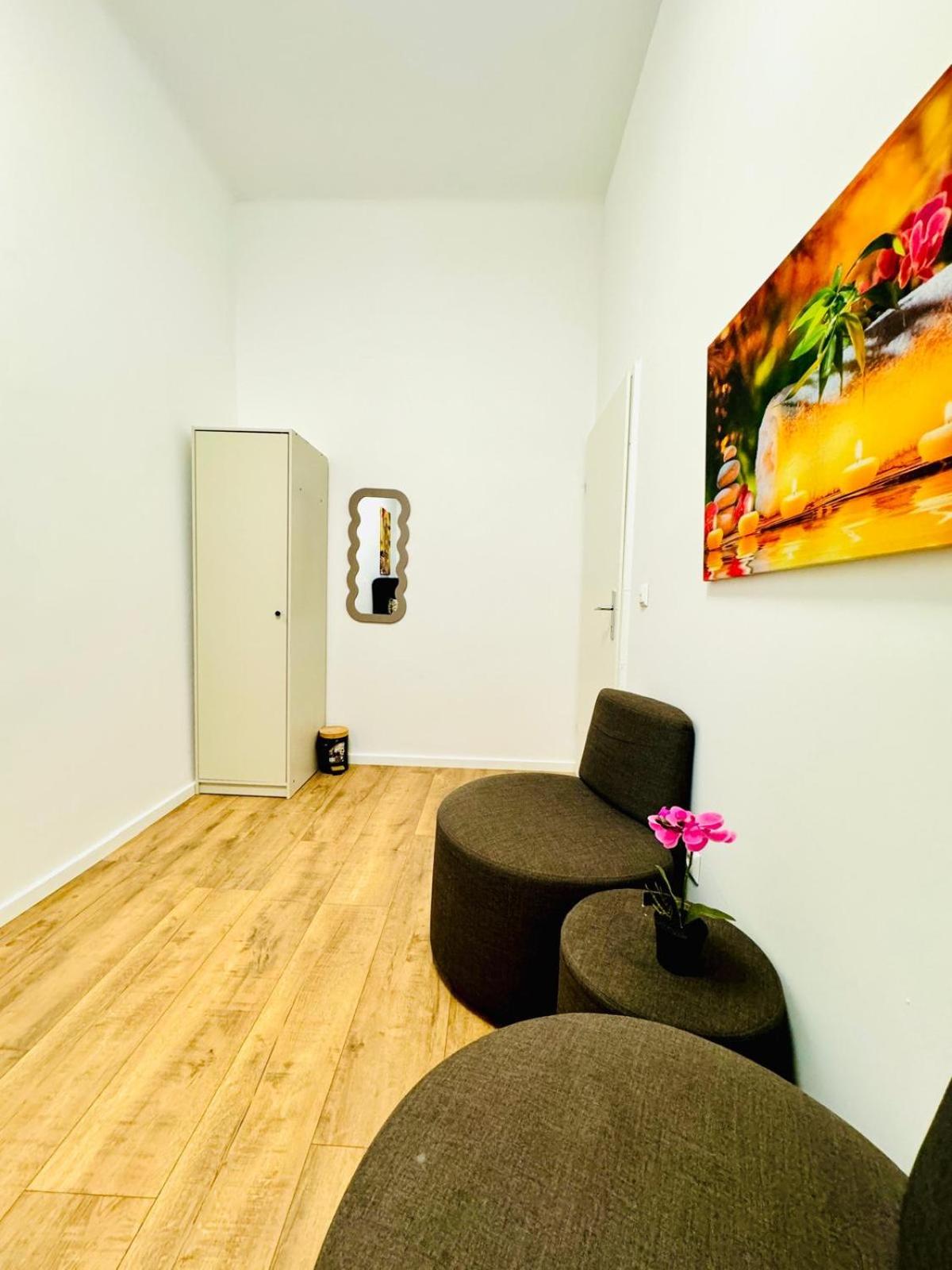 Cozy Private Rooms in 9-Bedroom Apartment Near Augarten