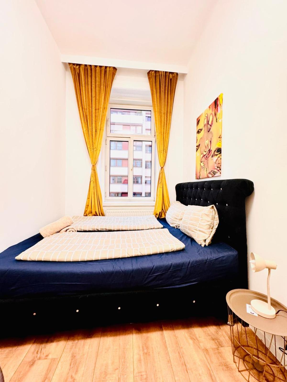 Cozy Private Rooms in 9-Bedroom Apartment Near Augarten