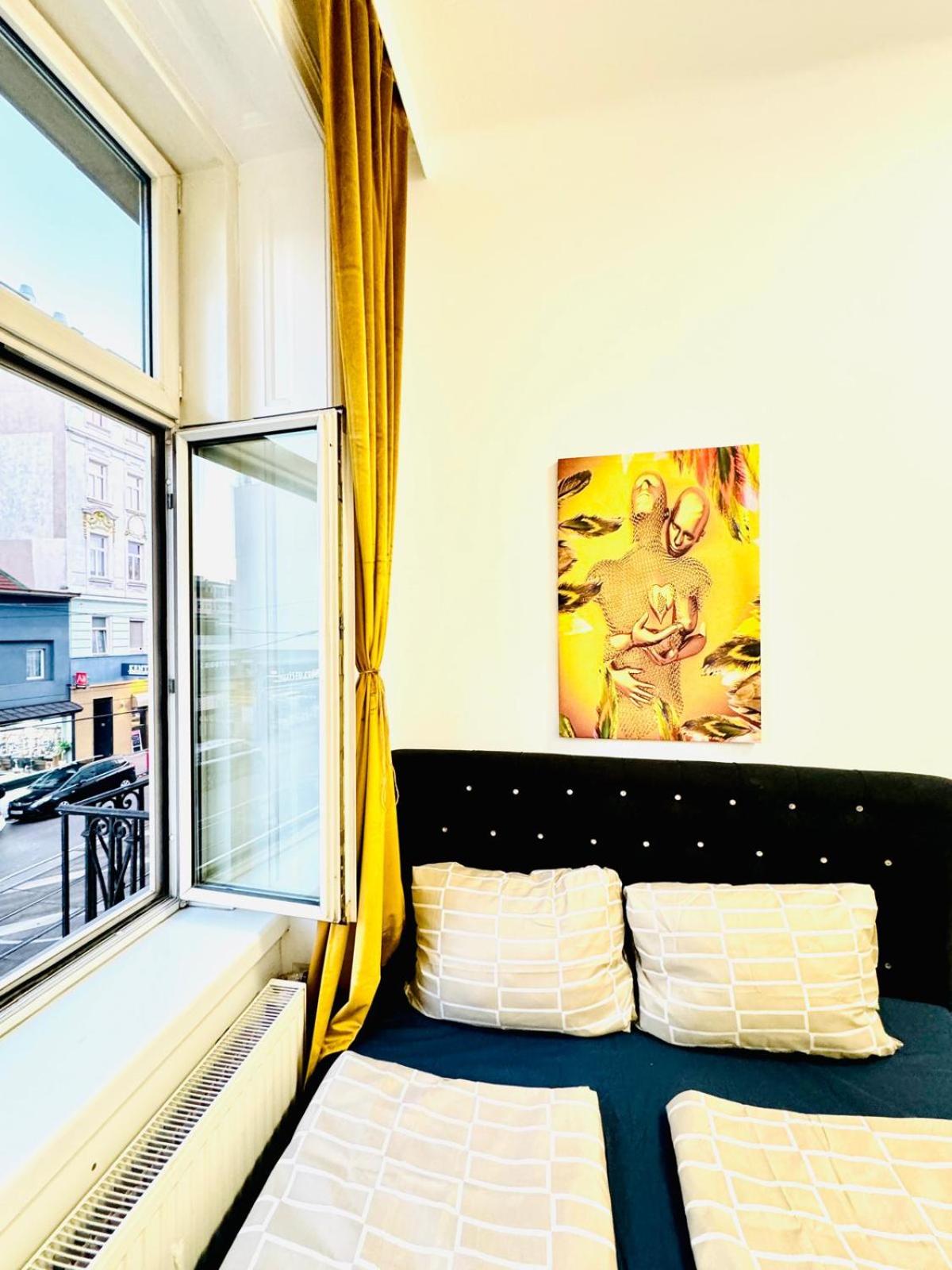 Cozy Private Rooms in 9-Bedroom Apartment Near Augarten