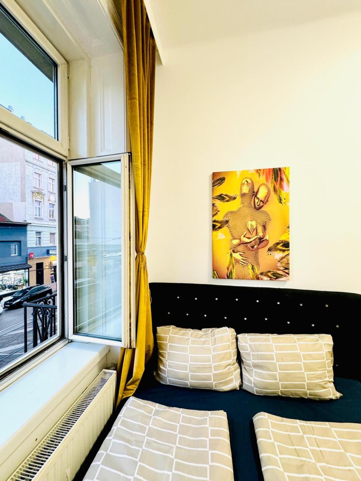 Cozy Private Rooms in 9-Bedroom Apartment Near Augarten